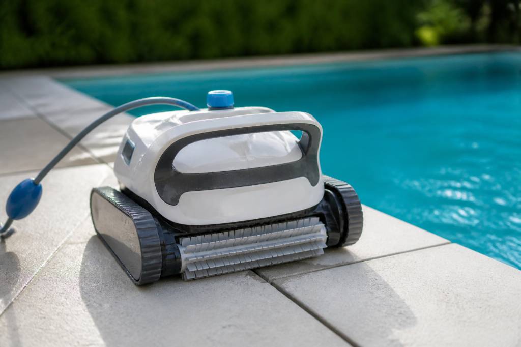 Comment choisir et installer un robot de piscine : critères, types et conseils pour un nettoyage efficace